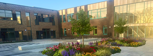 Schoolplein na de herinrichting met Tuindirigent